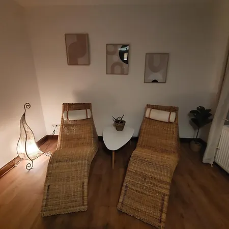 בית נופש Cozy Home, 7 Beds, Wifi, Kitchen, Balcony, Center