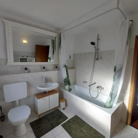 Dom wakacyjny Cozy Home, 7 Beds, Wifi, Kitchen, Balcony, Center *