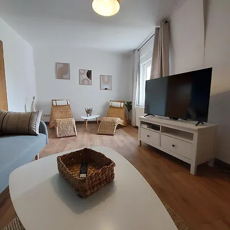 בית נופש Cozy Home, 7 Beds, Wifi, Kitchen, Balcony, Center *