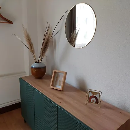 Cozy Home, 7 Beds, Wifi, Kitchen, Balcony, Center בית נופש