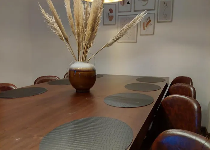 度假居 Cozy Home, 7 Beds, Wifi, Kitchen, Balcony, Center *