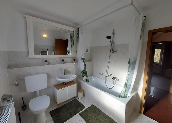 度假居 Cozy Home, 7 Beds, Wifi, Kitchen, Balcony, Center *