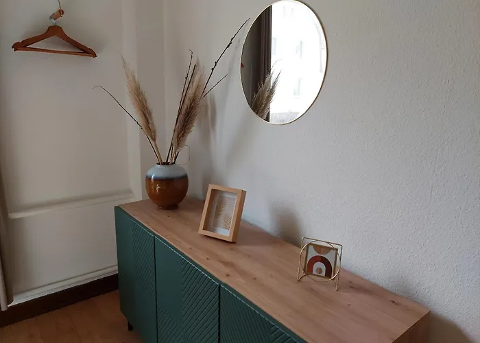 Cozy Home, 7 Beds, Wifi, Kitchen, Balcony, Center 度假居